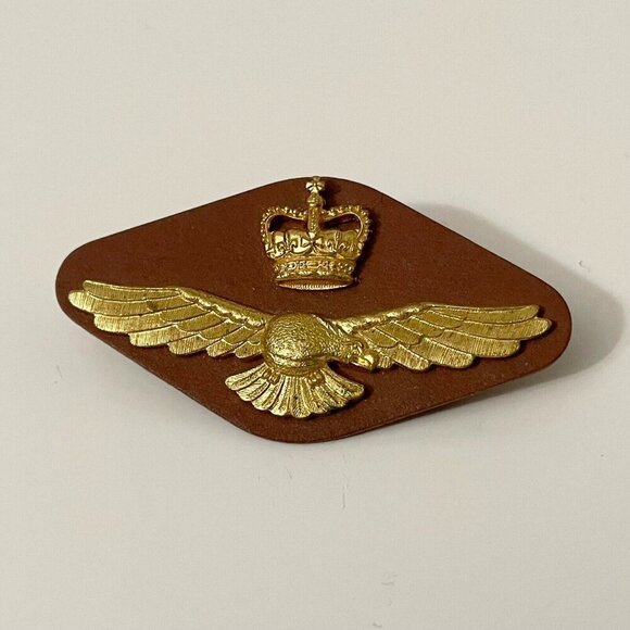 Vintage RCAF Royal Canadian Air Force Officers Wedge Cap Badge - Picture 2 of 16